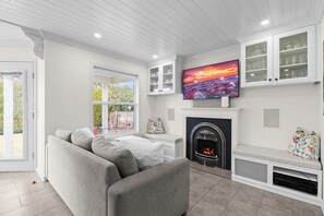 Smart TV, chimenea, estéreo y impresora 