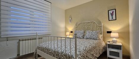 3 chambres, fer et planche à repasser, Wi-Fi gratuit, draps fournis