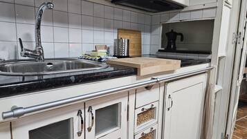 Een koelkast, een magnetron, een koffiezetapparaat/waterkoker