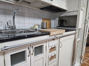Kühlschrank, Mikrowelle, Wasserkocher mit Kaffee-/Teezubehör