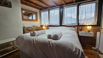 1 slaapkamer, een strijkplank/strijkijzer, gratis wifi, beddengoed