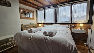 1 slaapkamer, een strijkplank/strijkijzer, gratis wifi, beddengoed