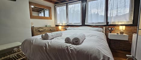 1 slaapkamer, een strijkplank/strijkijzer, gratis wifi, beddengoed