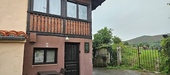 Escape to the tranquility of our charming little house in Piloña, Asturias, surrounded by nature and perfect for disconnecting. With capacity for up to 5 guests, this cozy retreat is ideal for families looking for a special place to relax.There is no di
