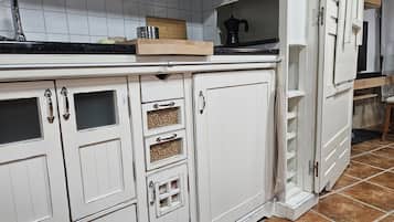 Kjøleskap, mikrobølgeovn, kaffetrakter/tekoker og vannkoker