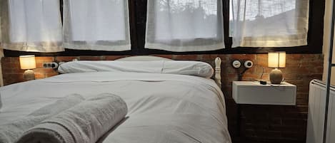 1 chambre, fer et planche Ă repasser, Wi-Fi gratuit, draps fournis