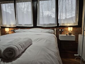 1 habitación, tabla de planchar con plancha, wifi gratis y ropa de cama 