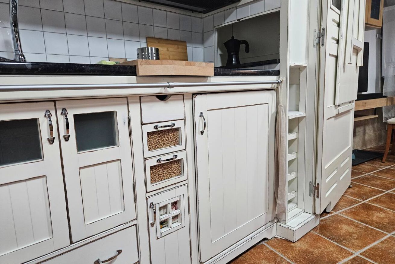 Een koffiezetapparaat/waterkoker, een koelkast, een magnetron