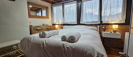 1 habitación, tabla de planchar con plancha, wifi gratis y ropa de cama