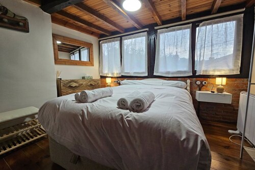 Escape to the tranquility of our charming little house in Piloña, Asturias, surrounded by nature and perfect for disconnecting. With capacity for up to 5 guests, this cozy retreat is ideal for families looking for a special place to relax.There is no di