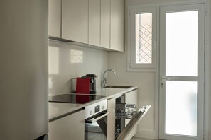 Jääkaappi, uuni, liesi, astianpesukone