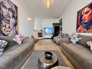 Una televisión, una chimenea