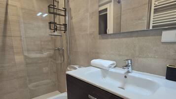 Shower, hair dryer, towels