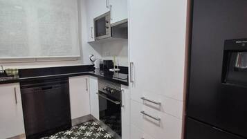 Cafetera o tetera, frigorífico, microondas y horno