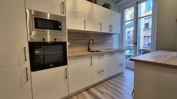 Fridge, dishwasher, cookware/dishes/utensils