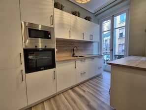 Kühlschrank, Geschirrspüler, Kochgeschirr/Geschirr/Besteck