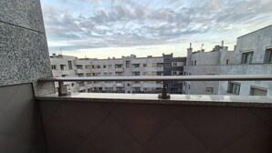 Ein Balkon mit Blick auf einen Wohnkomplex.
