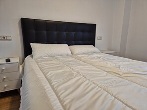 Tabla de planchar con plancha, wifi gratis, ropa de cama
