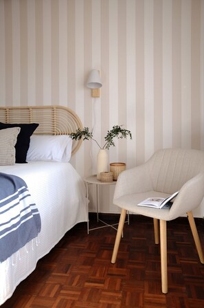 1 habitación, tabla de planchar con plancha y ropa de cama