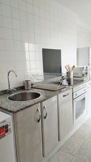 Jääkaappi, mikroaaltouuni, uuni, astianpesukone