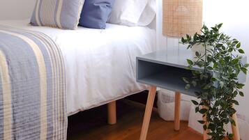 1 slaapkamer, een strijkplank/strijkijzer, beddengoed