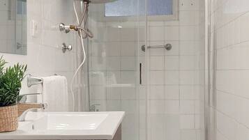 Een douche, een haardroger, handdoeken