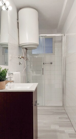 Een douche, een haardroger, handdoeken