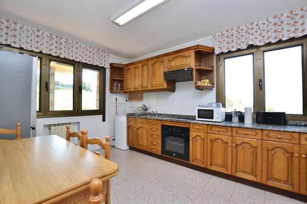 Fridge, microwave, oven, coffee/tea maker