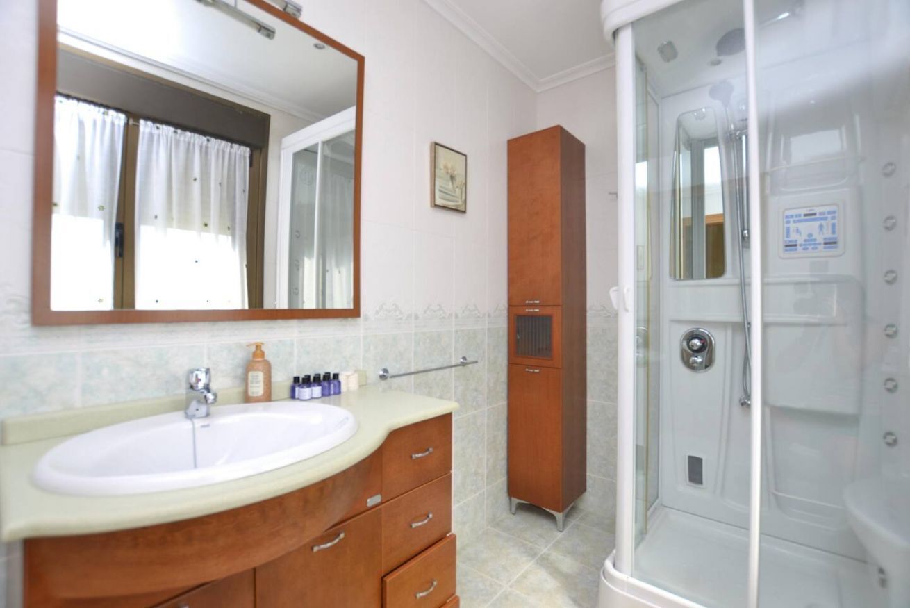 Een douche, een haardroger, handdoeken, shampoo