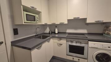 Coffee/tea maker, fridge, microwave, oven