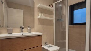 Shower, hair dryer, towels, shampoo