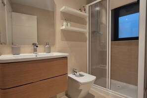Shower, hair dryer, towels, shampoo - 1A150 Apartamento céntrico en Gijón (Gijón)