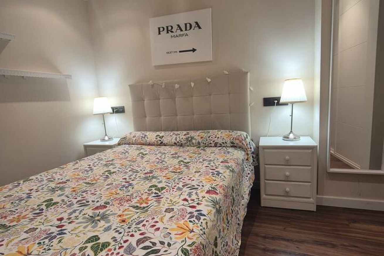 Iron/ironing board, bed sheets