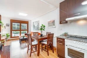 Kjøleskap, mikrobølgeovn, ovn og kaffetrakter/tekoker