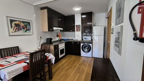 Een koelkast, een magnetron, een oven, een kookplaat