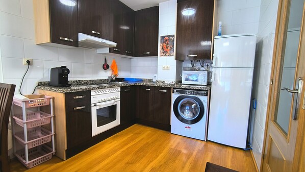 Fridge, microwave, oven, coffee/tea maker