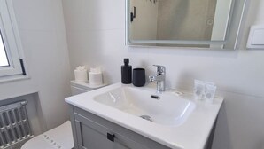 Douche, sèche-cheveux, serviettes fournies, shampoing