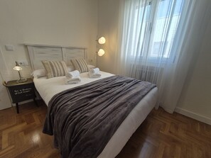4 slaapkamers, een strijkplank/strijkijzer, gratis wifi, beddengoed