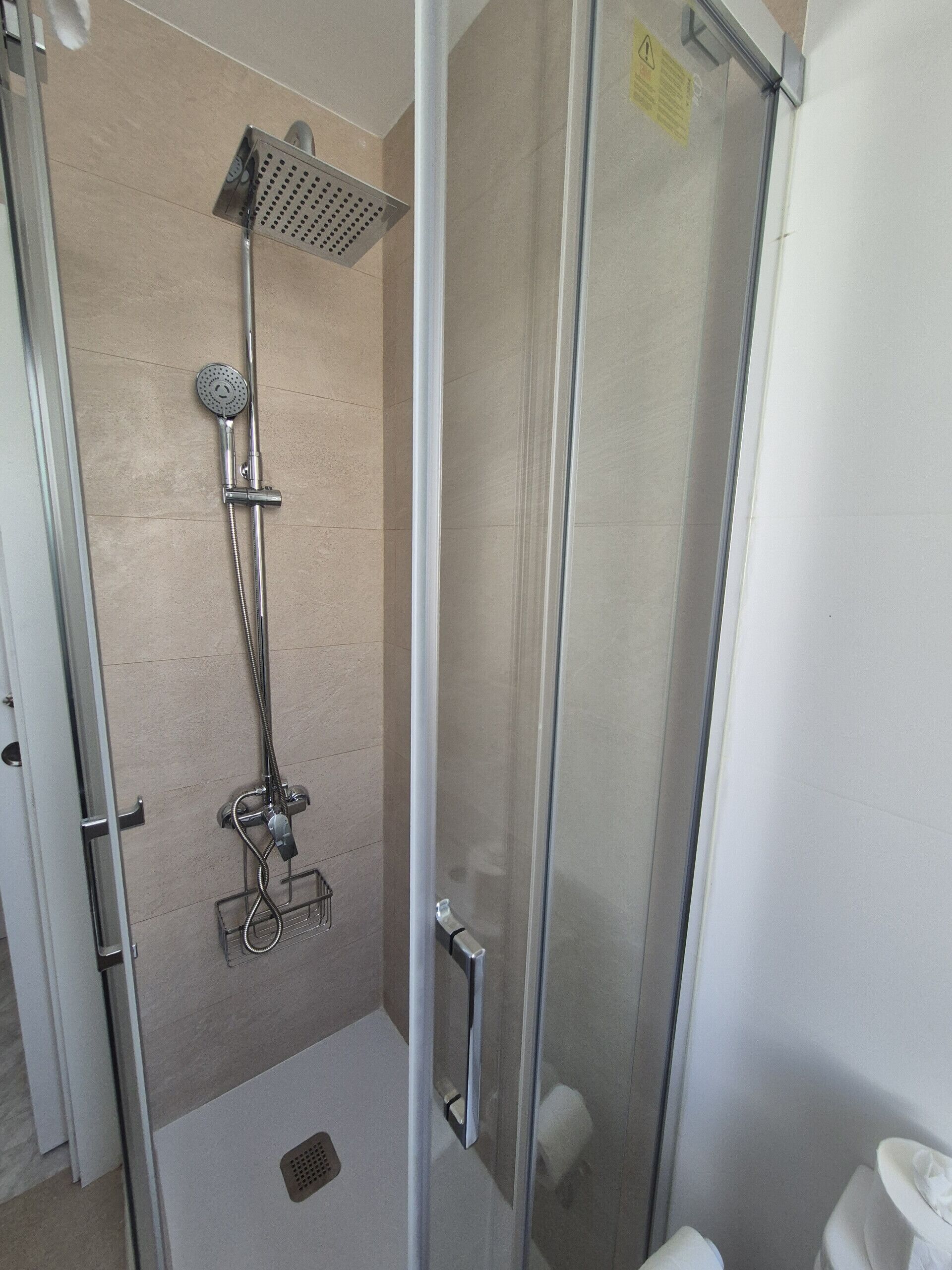 Regadera, secadora de cabello, toallas 