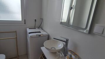 Een douche, een haardroger, handdoeken