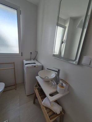 Shower, hair dryer, towels