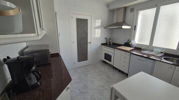 Een koelkast, een microgolfoven, een oven, een vaatwasser