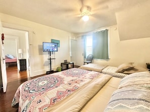 4 habitaciones, tabla de planchar con plancha, wifi y ropa de cama