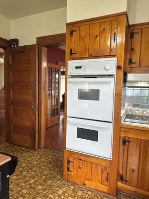 Microondas, horno, placa de cocina, lavavajillas