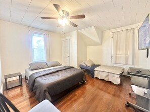 4 habitaciones, tabla de planchar con plancha, wifi y ropa de cama 