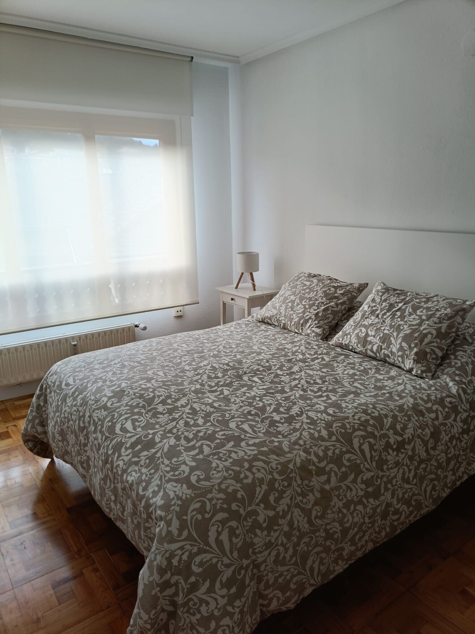 3 slaapkamers, een strijkplank/strijkijzer, gratis wifi, beddengoed