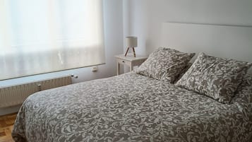 3 slaapkamers, een strijkplank/strijkijzer, gratis wifi, beddengoed