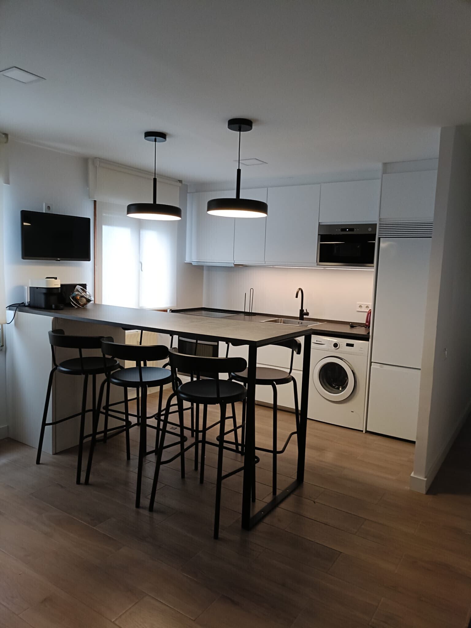 Een koelkast, een magnetron, een oven, een vaatwasser