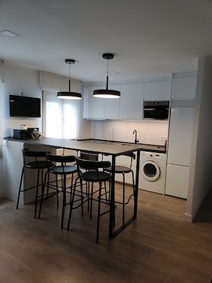 Een koelkast, een magnetron, een oven, een vaatwasser