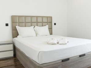 3 bedrooms, iron/ironing board, internet, bed sheets